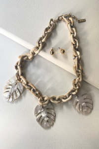 Monstera Pearl Charm Necklace Set